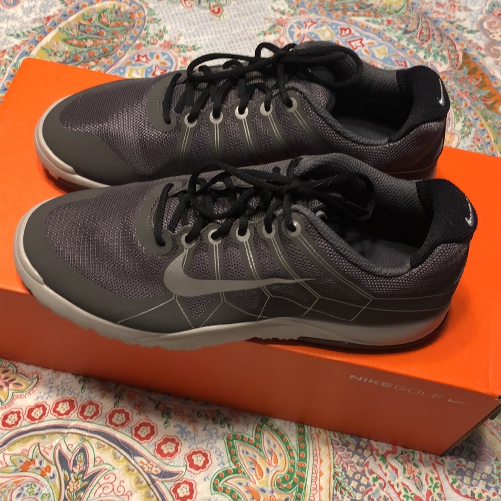NIB Nike Range JR Golf Shoes